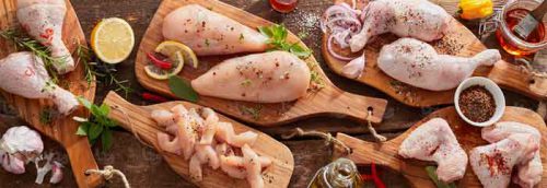 عکس استوک گوشت مرغ مزده دار شده با ادویه و سبزیجات